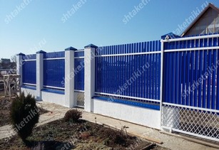 Фото забора из синего штакетника в Туркестане